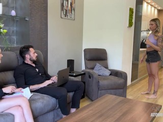 Spio il mio fidanzato scopare la collega Troia. Mi unisco e Lecco la sborra dalla sua figa