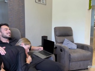 Spio il mio fidanzato scopare la collega Troia. Mi unisco e Lecco la sborra dalla sua figa