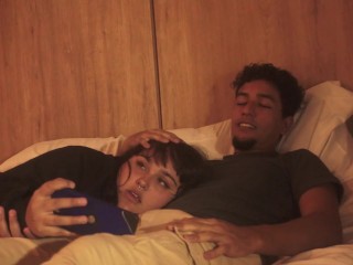 A mi hermanastro le gusta cuando nos quedamos solos por que le encanta que le coma la polla