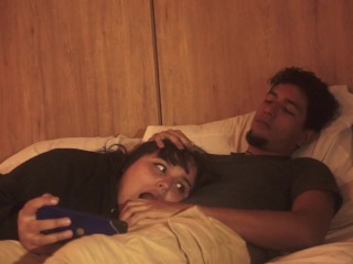 A mi hermanastro le gusta cuando nos quedamos solos por que le encanta que le coma la polla