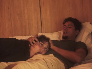 A mi hermanastro le gusta cuando nos quedamos solos por que le encanta que le coma la polla