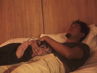 A mi hermanastro le gusta cuando nos quedamos solos por que le encanta que le coma la polla