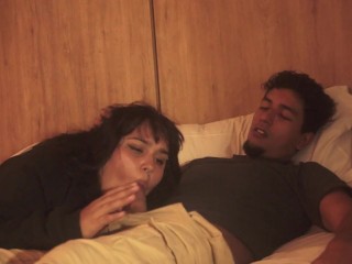 A mi hermanastro le gusta cuando nos quedamos solos por que le encanta que le coma la polla