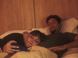 A mi hermanastro le gusta cuando nos quedamos solos por que le encanta que le coma la polla