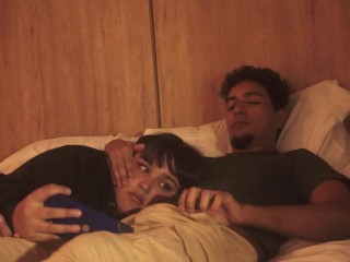 A mi hermanastro le gusta cuando nos quedamos solos por que le encanta que le coma la polla