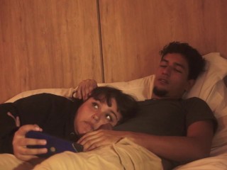 A mi hermanastro le gusta cuando nos quedamos solos por que le encanta que le coma la polla