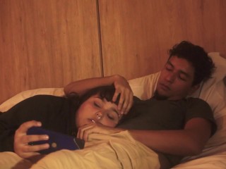 A mi hermanastro le gusta cuando nos quedamos solos por que le encanta que le coma la polla