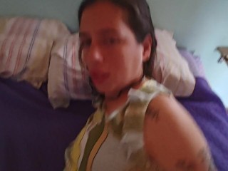 Me despierta para tener sexo duro. Pies y pija en juego