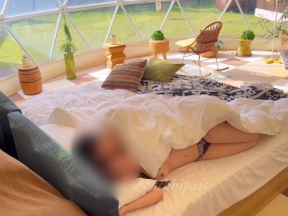 グランピングの朝に隠れてエッチする盛んな時期の大学生カップルの様子