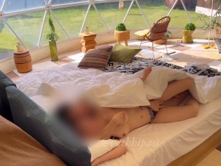 グランピングの朝に隠れてエッチする盛んな時期の大学生カップルの様子