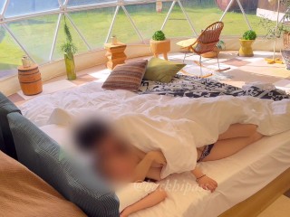 グランピングの朝に隠れてエッチする盛んな時期の大学生カップルの様子