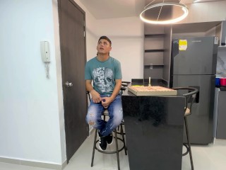 Le doy una rica follada al repartidor de pizza por parte de pago hasta sacarle toda su rica leche.