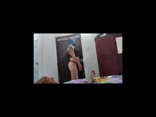 ME ESTOY MASTURBANDO Y ENTRA MI HERMANASTRA Y LKE GUSTA Y ME LA FOLLO