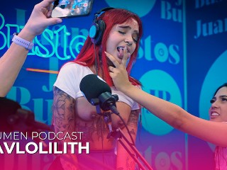 Diavlolilith pelirroja tatuada se besa con su amiga mientras su vagina vibra - Juan Bustos Podcast