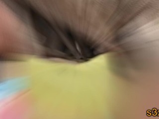 Il se masturbe avec elle à côté sur la plage nudiste en exhibition devant des voyeurs