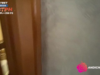 Застукал подружку в душе и трахнул ее сразу же
