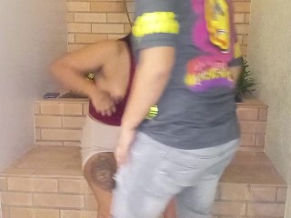 teniendo sexo lésbico con mi puta mientras juego con el celular