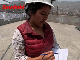 Folle con la ingenera, una morena cachonda y sexy que estaba ansiosa por coger