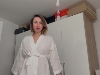 Мачеха застряла на диване, я не знал как ей помочь