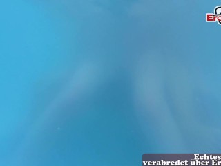 2 junge geile Schlampen werden im Whirlpool von einem alten Sack gebumst