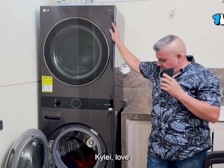 Colombiana latina se folla al tecnico de la lavadora con su esposo en casa, Culona Latina - Kylei