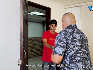 Colombiana latina se folla al tecnico de la lavadora con su esposo en casa, Culona Latina - Kylei