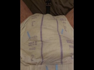 Vibrator masturbation in my very full diaper 🚼💦😏🤭