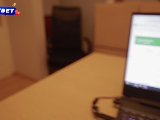 The Secretary knows how to Relax her Boss - Deep Throat in the Office while his wife is at home.