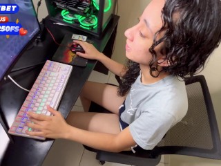 Gamer girlfriend getting fucked while playing on her PC🥵 GAMER/NERD/GIRLFRIEND