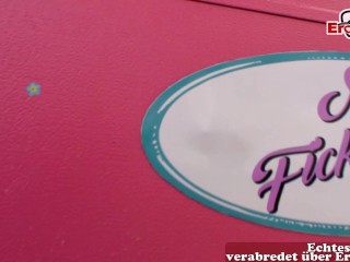 Brünette Milf wird auf der Straße abgeschleppt und im Wohnmobil gefickt