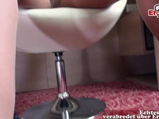 Blonde Milf in Strumpfhosen wird von altem Sack gefickt