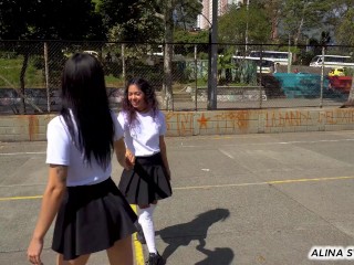 Putas colegiales se escapan de clases para salir al parque y terminan en sexo lesbico con juguetes