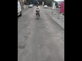 Puttana in bici si fa beccare dai vicini di casa