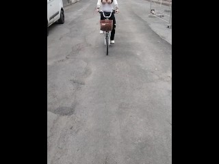 Puttana in bici si fa beccare dai vicini di casa