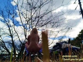 「最高♪気持ちよすぎ♡」青空の下で公園で露出オナニーするギャル