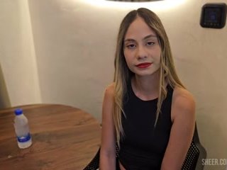 A neighbor comes to my house and I don't miss the opportunity to fuck her