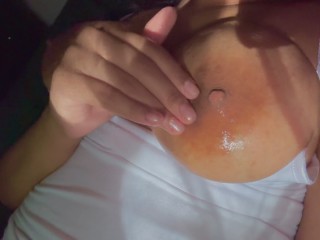 Latina de 18 años bien mojadita y cachonda por la mañana jugando con sus tetas