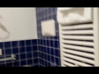 appena posate le valige,da puttana pantalone giu e subito smorzacandela e mega sborrata nella figa