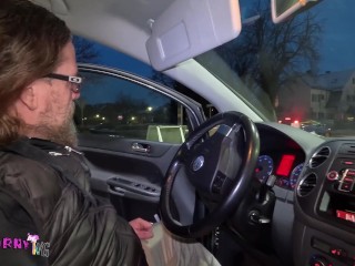 Ehefrau auf dem Parkplatz zum Ficken angeboten - tausche Pussyfüllung gegen Tankfüllung!