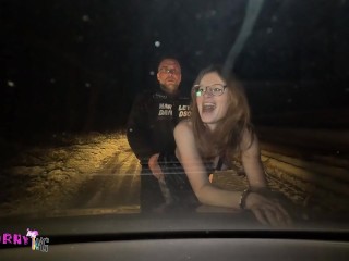 Ehefrau auf dem Parkplatz zum Ficken angeboten - tausche Pussyfüllung gegen Tankfüllung!