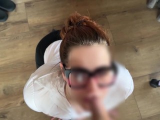 Giovane segretaria troia tradisce il marito con il capo e si fa sborrare in faccia (DIALOGHI ITA)