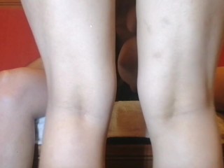 Invito a mi amigo a ver una película y acabo sentada en su gran pija y con la concha llena de leche