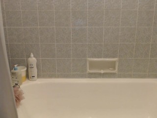 CurvySoleGoddess - BBW fucks herself in the bath and pees all over her dildo