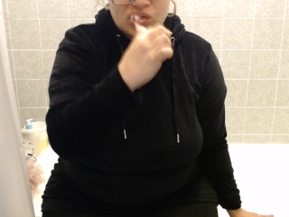 CurvySoleGoddess - BBW fucks herself in the bath and pees all over her dildo