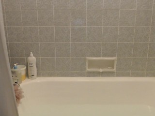 CurvySoleGoddess - BBW fucks herself in the bath and pees all over her dildo