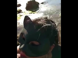 Chica de enorme culo follada en la playa por turista