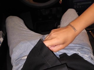 Mamada en el auto - conductor de uber y joven latina