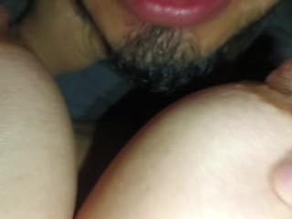 Le chupan los pezones a mis esposa hasta que se viene