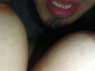 Le chupan los pezones a mis esposa hasta que se viene