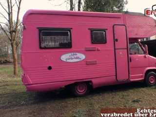 Heiße Milf mit kleinen Titten wird von ihrem Kumpel im Wohnmobil gebumst